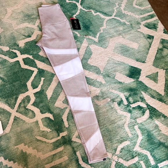 NWT! Onzie White & Gold Bondage Legging - Size XS - Picture 6 of 8